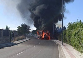 Imagen del autocar incendiado en la urbanización de Los Almendros.