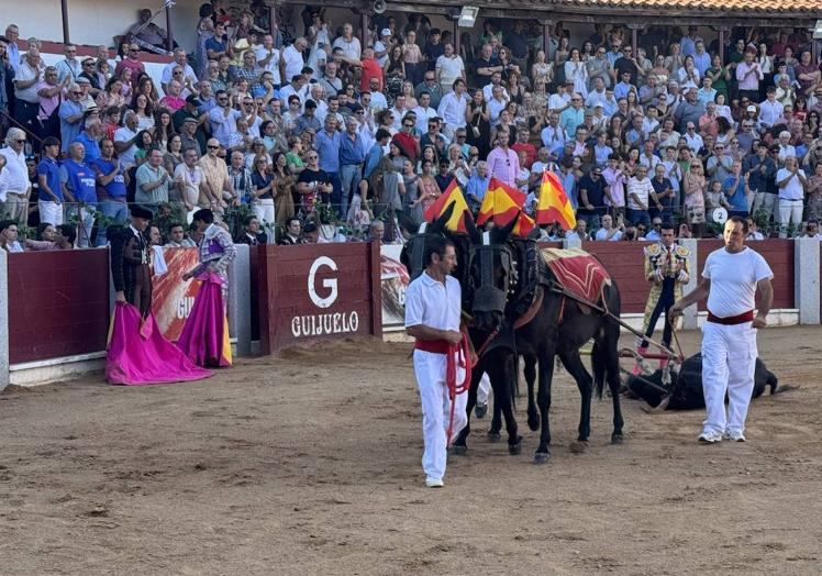 El torero de Torrejoncillo aplaude a Pesado en la vuelta en el arrastre.