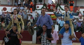 Emilio de Justo, Borja Jiménez y el mayoral de Vellosino, a hombros al finalizar el festejo.