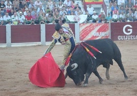 Emilio de Justo con Guasón de Vellosino, un quinto toro de excelente bondad al que desorejó.