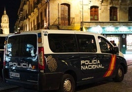 Dos vehículos de la Policía Nacional.