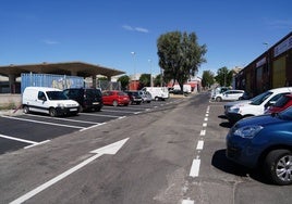 Coches aparcados en el nuevo parking de Las Artes.