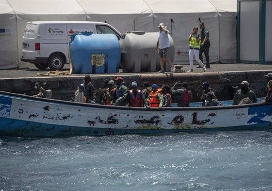 Los servicios sanitarios atienden a las personas que viajaban en un cayuco.