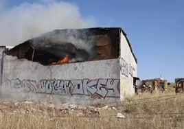 Así ha sido el incendio declarado en una nave abandonada de Villamayor