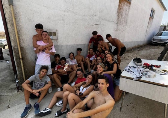 Grupo de jóvenes reunidos en El Pedroso de la Armuña para preparar su peña.