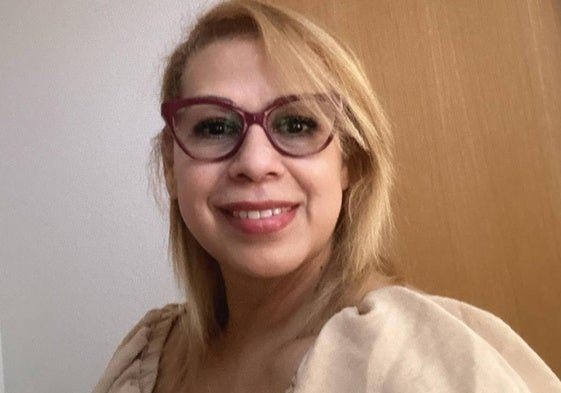 Liz Rodríguez, en la actualidad, antes de iniciar su jornada laboral en un supermercado de la ciudad.