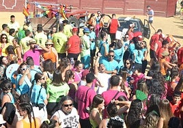 Las peñas en la plaza durante el pregón.