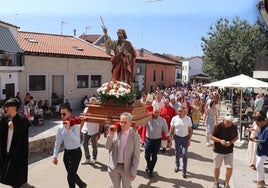 Imagen de la procesión con la imagen de San Bartolo por las calles de Los Santos