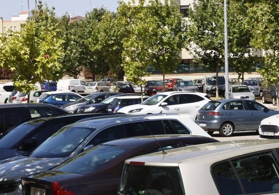 Imagen de coches estacionados en un aparcamiento público.