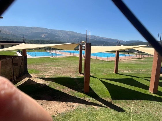 Imagen de las piscinas municipales de Béjar, cerradas por falta de agua.