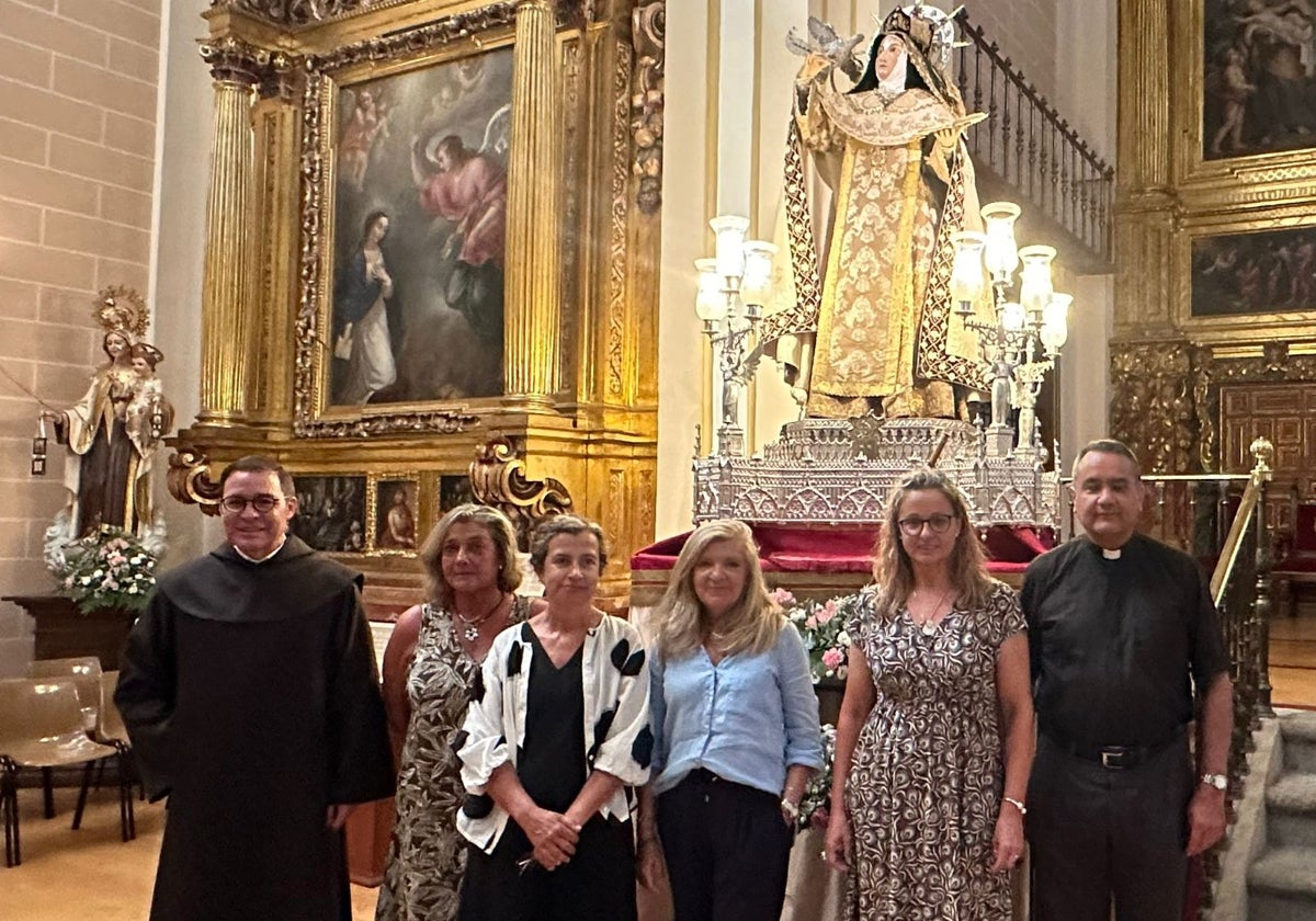 La imagen de Santa Teresa de Jesús en sus andas, ambas recién restauradas.