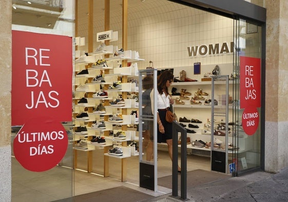 Una señora saliendo de una tienda de calzado en rebajas en la capital salmantina.