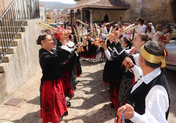 Imagen de las danzas dedicadas al santo a lo largo del recorrido de la procesión