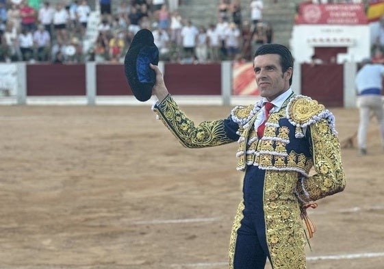 Emilio de Justo dando la vuelta al ruedo en el albero de Guijuelo.