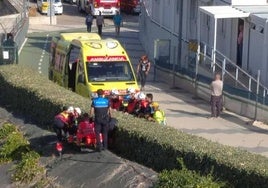 Bomberos y personal médico atienden al obrero tras caerse por un desnivel.