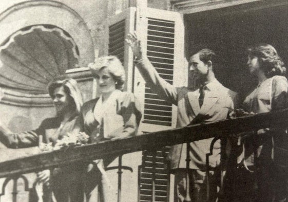 Las Infantas y los Príncipes de Gales saludando desde el balcón de la Plaza Mayor de 1987