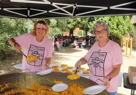 Leonor y Primi, durante el reparto de la paella