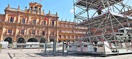 Escenario y andamiaje de una de las actividades organizadas en la Plaza Mayor.