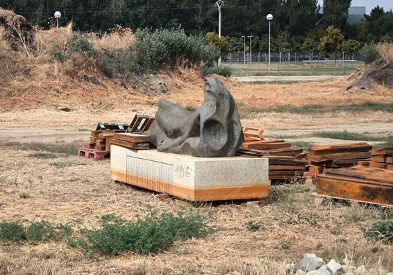 La Náyade de Agustín Casillas 'almacenada' temporalmente en el vivero municipal.