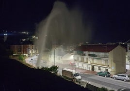 Imagen de la columna de agua fotografiada por un vecino de madrugada en la calle Obispo Zarranz.