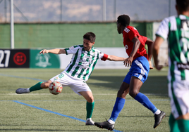 Cristóbal Gil pugna por un balón durante el encuentro.