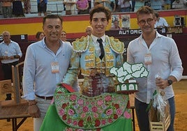 Julio Norte recoge su trofeo como ganador.
