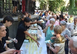 Los presentes en la tarde del domingo en el parque municipal de La Corredera disfrutaron de un convite