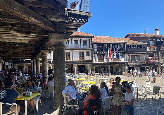 Turistas en la Plaza Mayor de La Alberca durante una mañana de verano