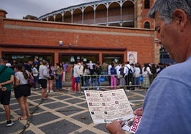 Un hombre observa los carteles de la feria.