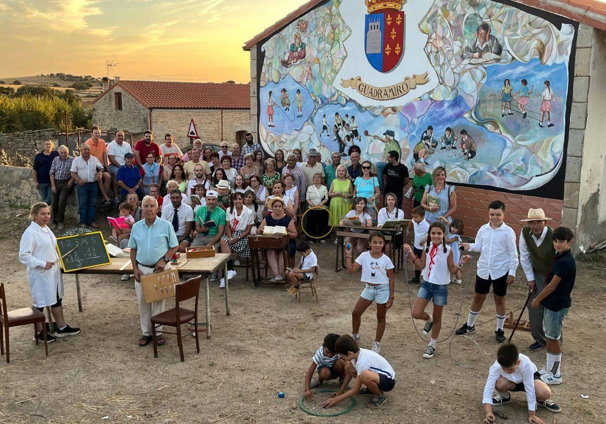 Los vecinos de Guadramiro, en su nuevo y llamativo mural.