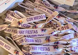 Pulseras de 'Con miedo no hay fiestas'.