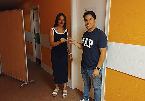 Leticia Martín y Jorge Valiente en la entrega de llaves.