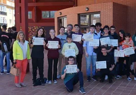 La edil de Educación, Juani Rubio, y el concejal de Deportes, Jorge Valiente, con los participantes locales del Torneo Intercentros que se celebró en Santa Marta de Tormes.