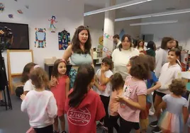 Miryam Rodríguez junto a los pequeños en la ludoteca de Trujillo.