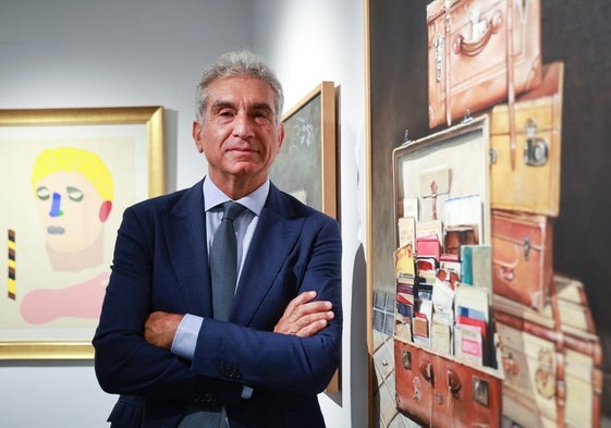 El coleccionista Jaime Herrero junto a algunas de sus piezas en la sala de exposiciones de la Torre de los Anaya.