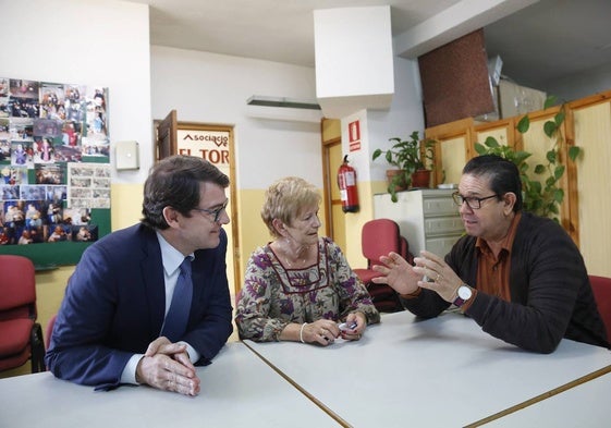 Mañueco junto a Pepita Mena y Ricardo Artiles, durante un encuentro.