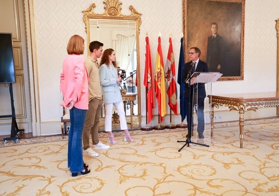 Lorena Martín y Mario García Romo departiendo con García Carbayo y Parres durante la recepción.