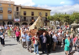 Los fieles en una de las procesiones con la Virgen de la Vega.