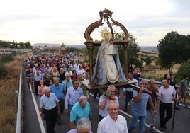 Imagen de la subida de la Virgen del Carrascal desde su ermita a la iglesia.