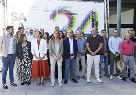 Los miembros del PSOE posan para la foto oficial en Salamaq.