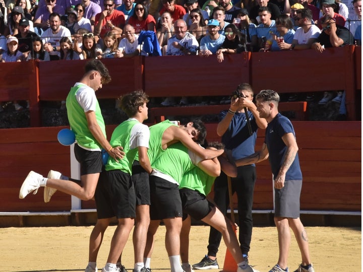 La plaza de toros se queda pequeña en la celebración del Humor Amarillo