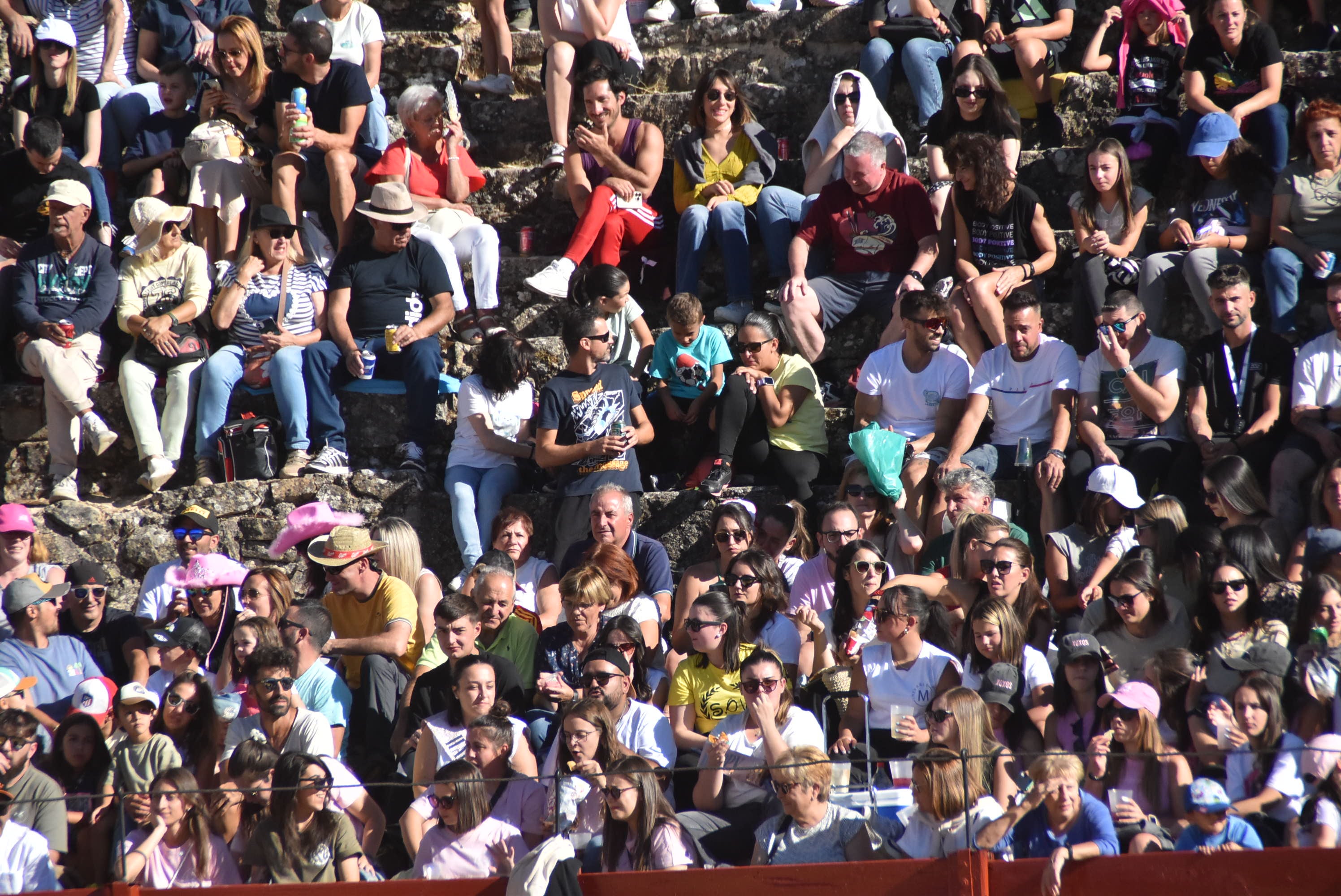 La plaza de toros se queda pequeña en la celebración del Humor Amarillo