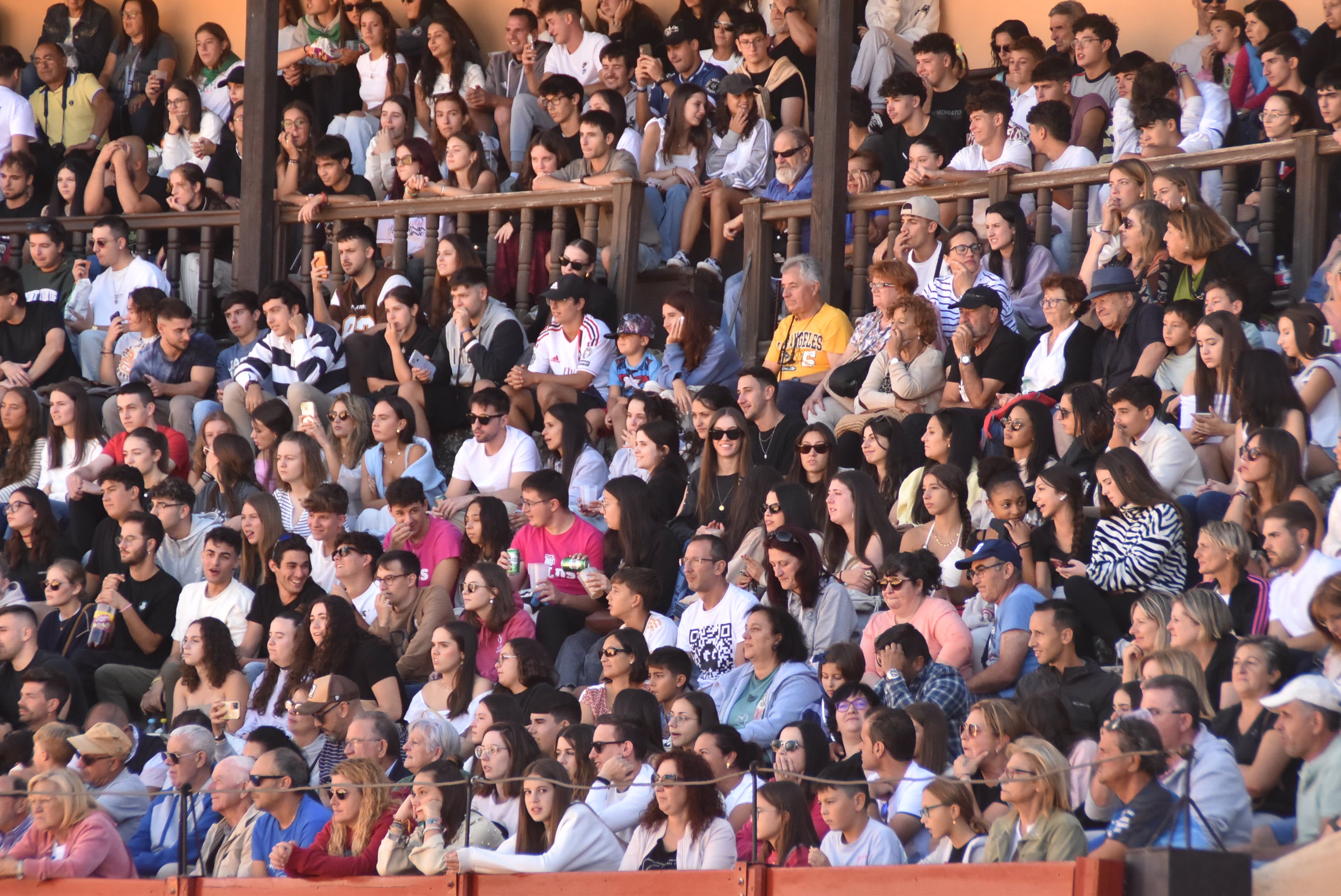 La plaza de toros se queda pequeña en la celebración del Humor Amarillo