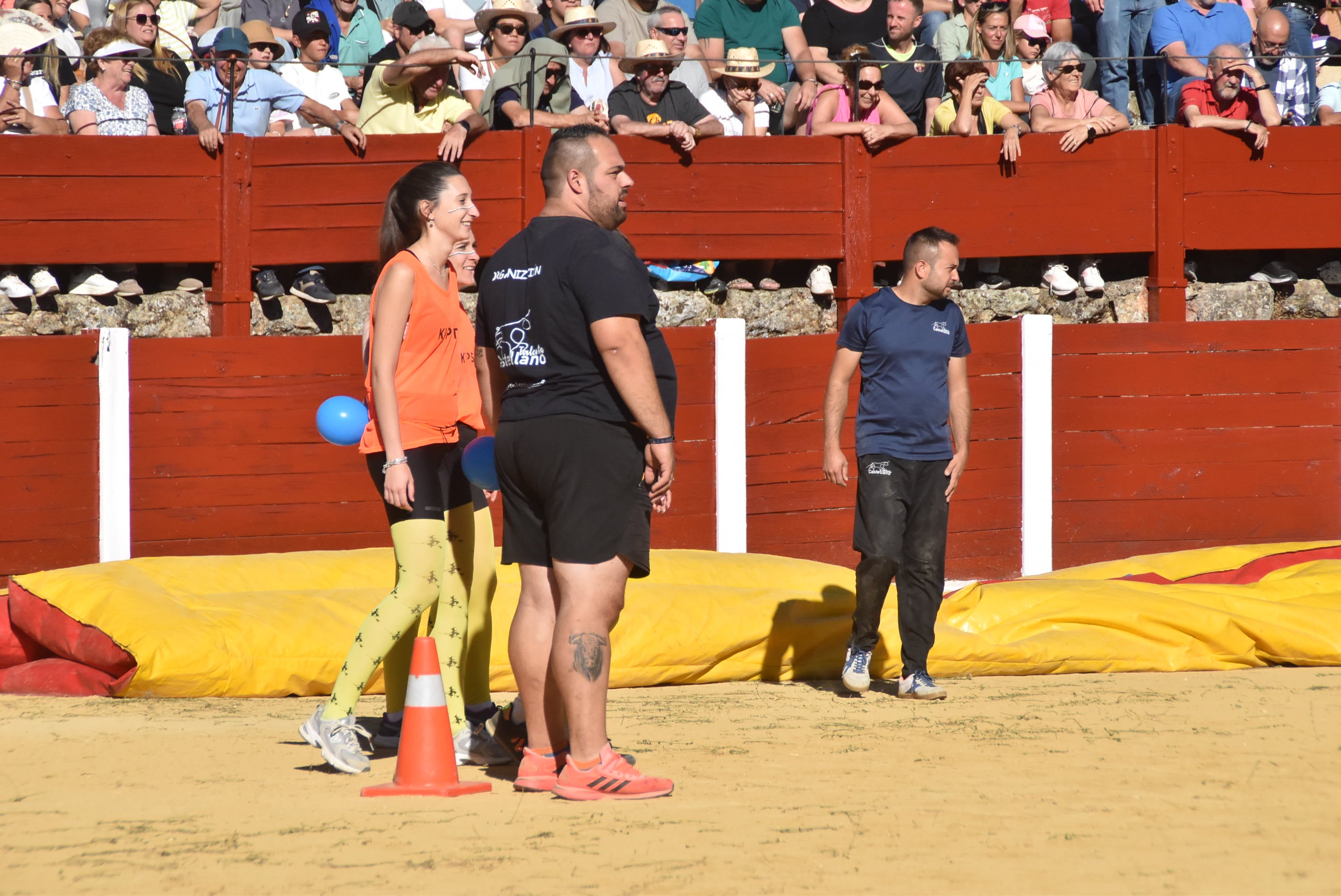 La plaza de toros se queda pequeña en la celebración del Humor Amarillo