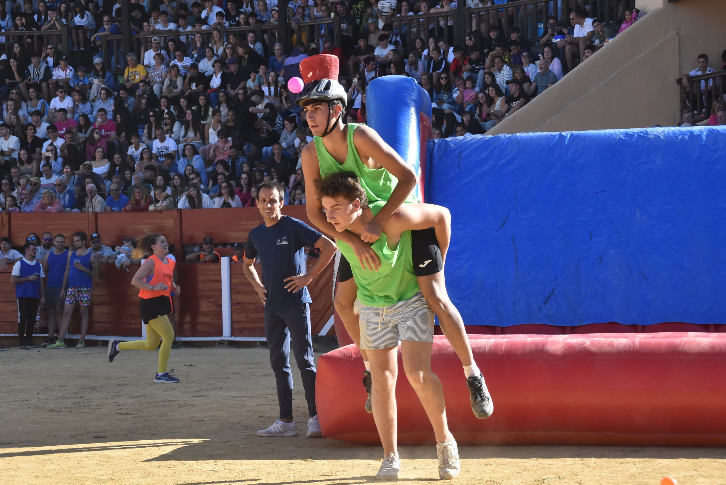 La plaza de toros se queda pequeña en la celebración del Humor Amarillo