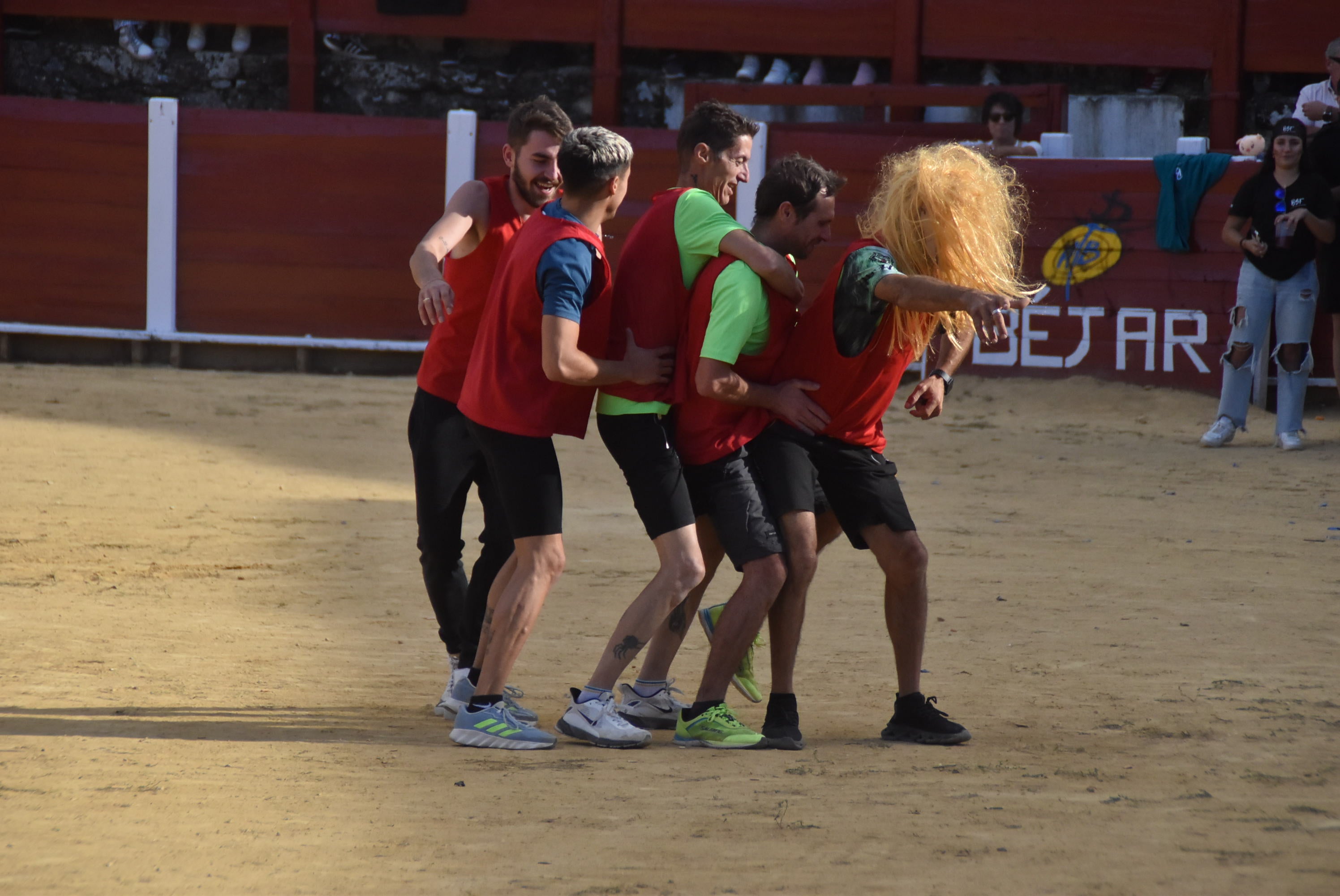 La plaza de toros se queda pequeña en la celebración del Humor Amarillo