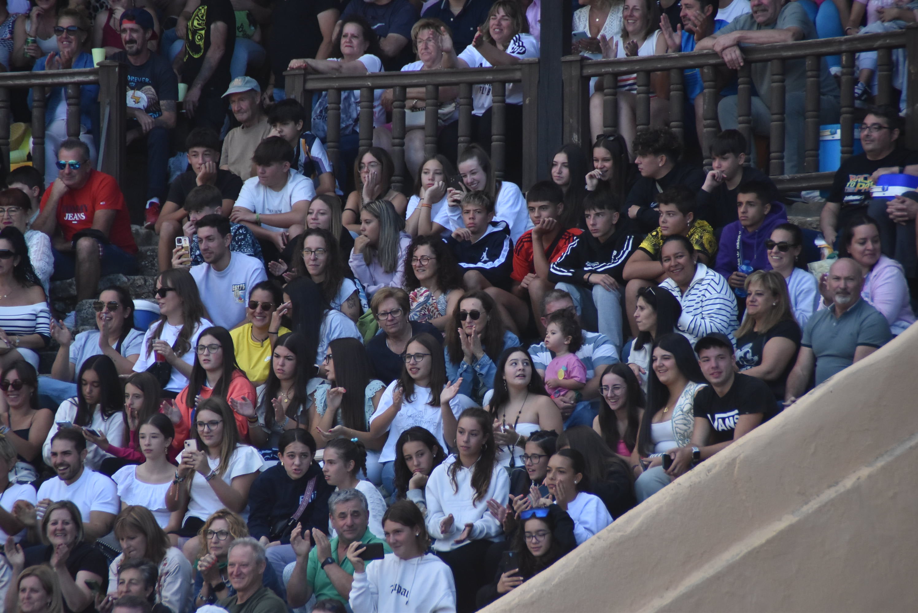 La plaza de toros se queda pequeña en la celebración del Humor Amarillo