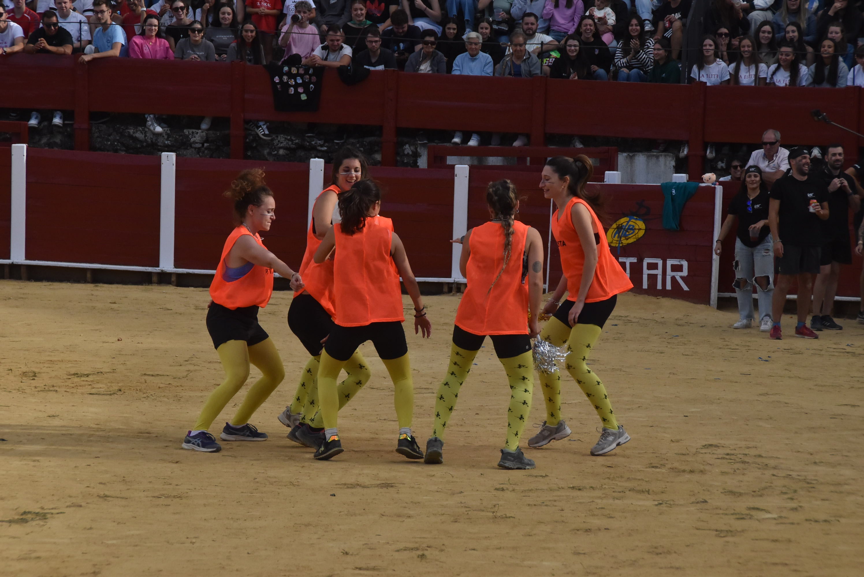 La plaza de toros se queda pequeña en la celebración del Humor Amarillo