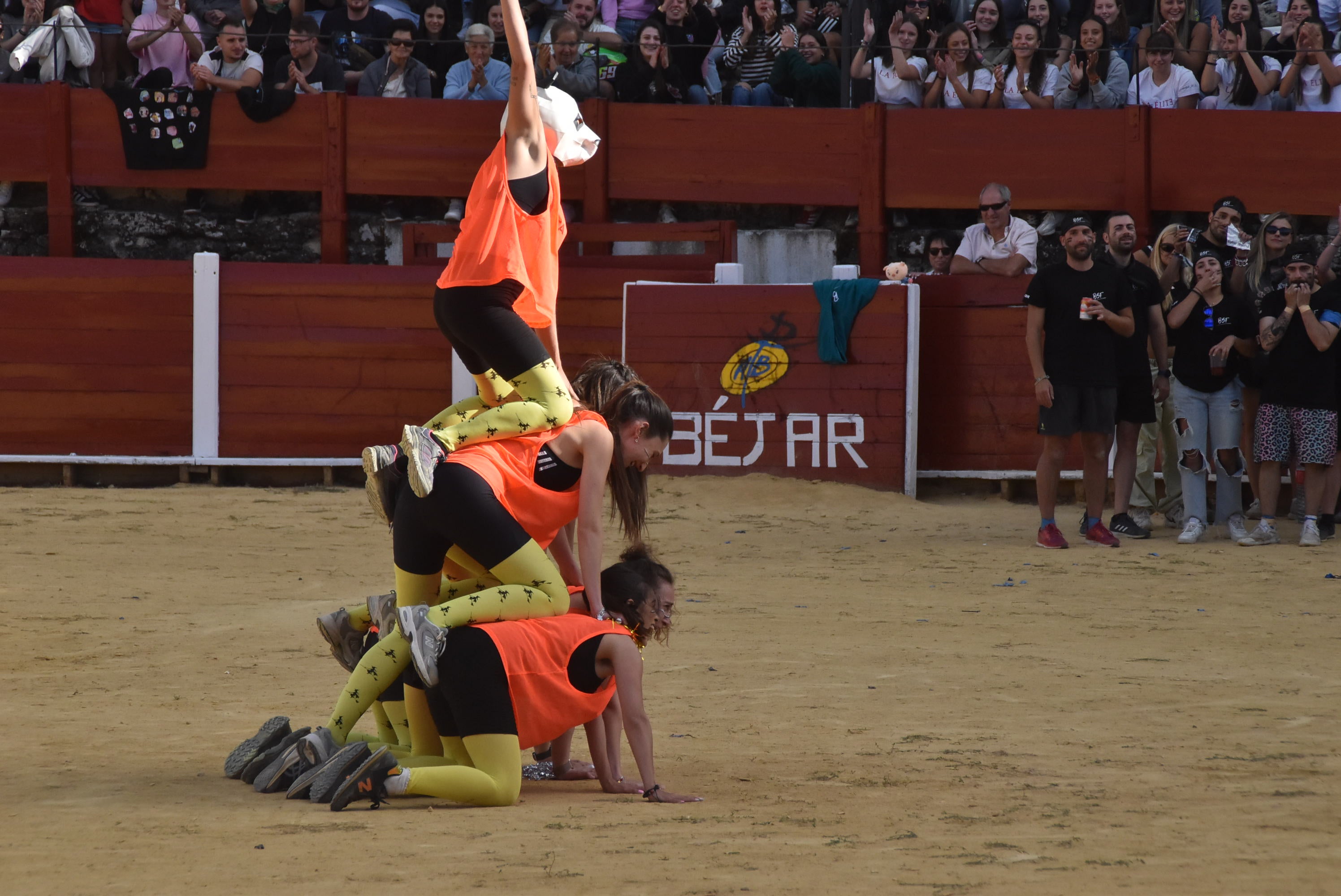 La plaza de toros se queda pequeña en la celebración del Humor Amarillo