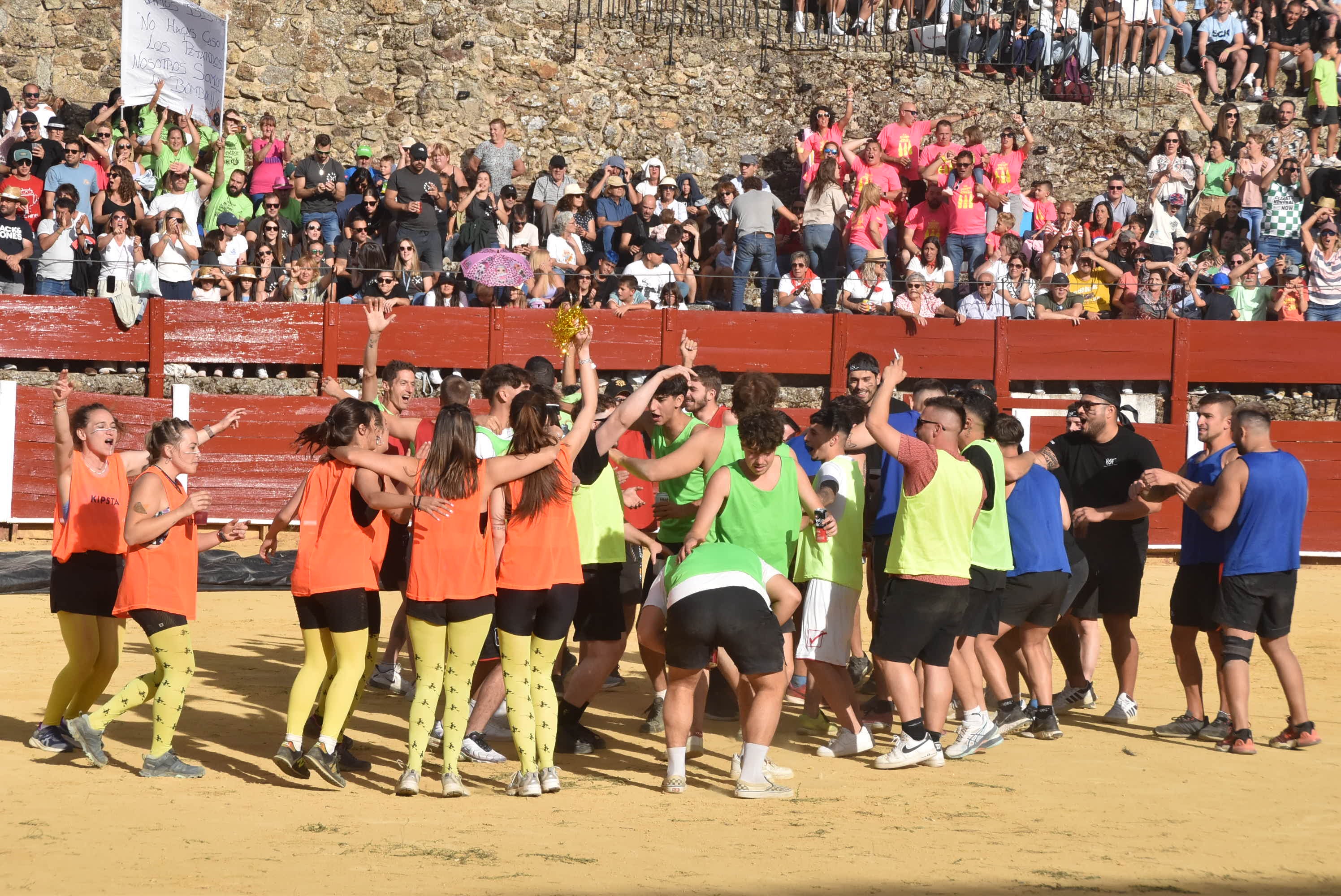 La plaza de toros se queda pequeña en la celebración del Humor Amarillo